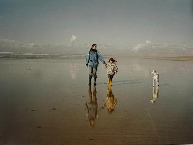 Balade sur une plage de Bretagne avec ma mère et notre dalmatien