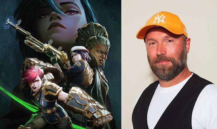 À gauche, une affiche de la série Arcane et à droite, Pascal Charrue