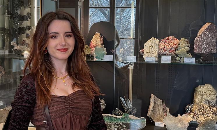 Liz Fredon devant une vitrine de pierres au musée de la minéralogie