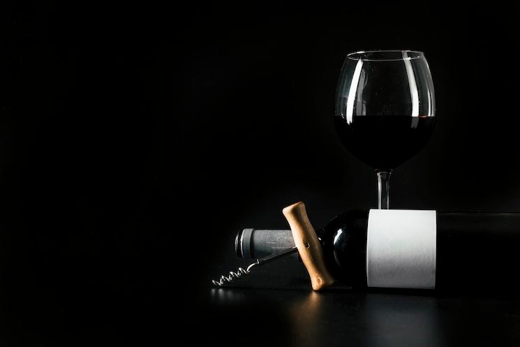 verre de vin et bouteille couchée