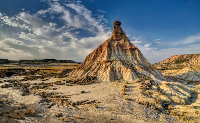 roche grise sous ciel bleu dans le désert de bardeas reales en espagne