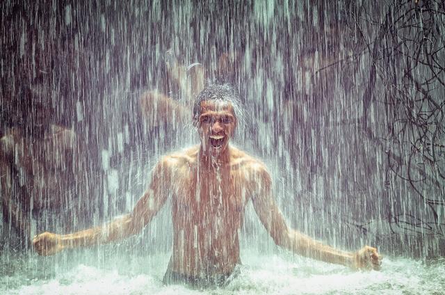 Un Homme heureux sous la pluie