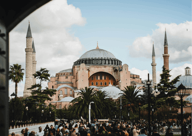 Vue de Sainte-Sophie à Istanbul en 2025, avant la restauration sismique, avec de nombreux visiteurs devant le monument