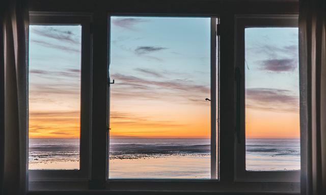 fenêtre sur la mer et un coucher de soleil