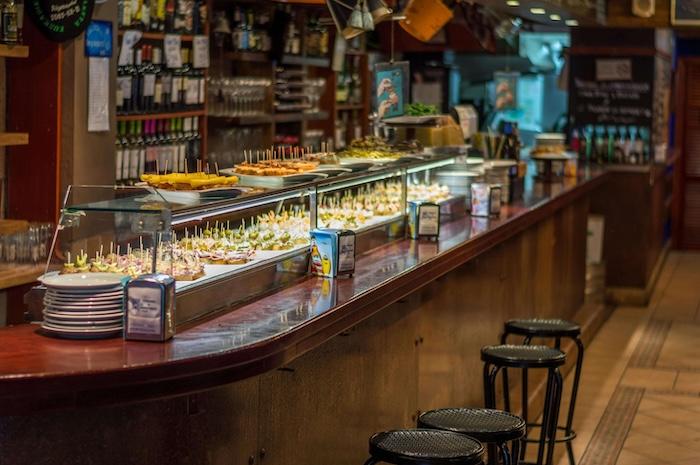 des tapas sur le comptoir d'un bar à barcelone