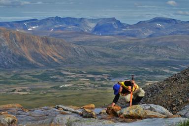 Un géologue au travail sur le terrain, au Québec.