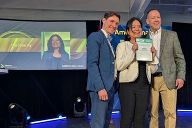 Caroline Ky entourée par Mathieu Laneuville, PDG de Réseau environnement et le représentant du WEF