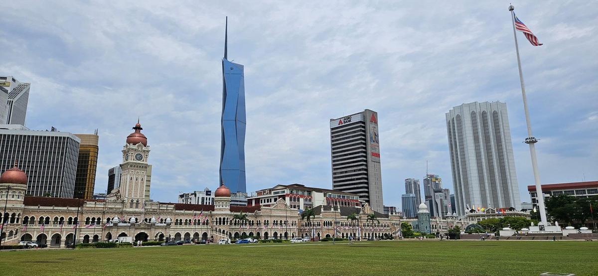 Merdeka 118 domine la ville, en largeur