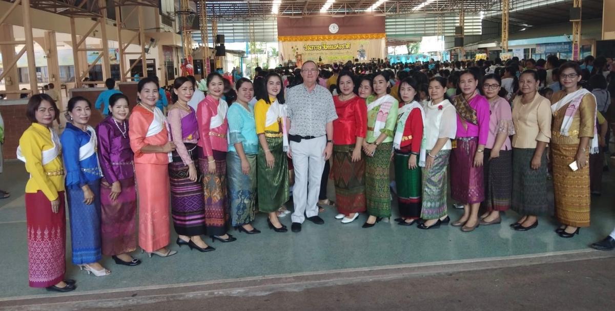 Marc Laval au milieu des enseignantes de l’école Pakuman de Roiet