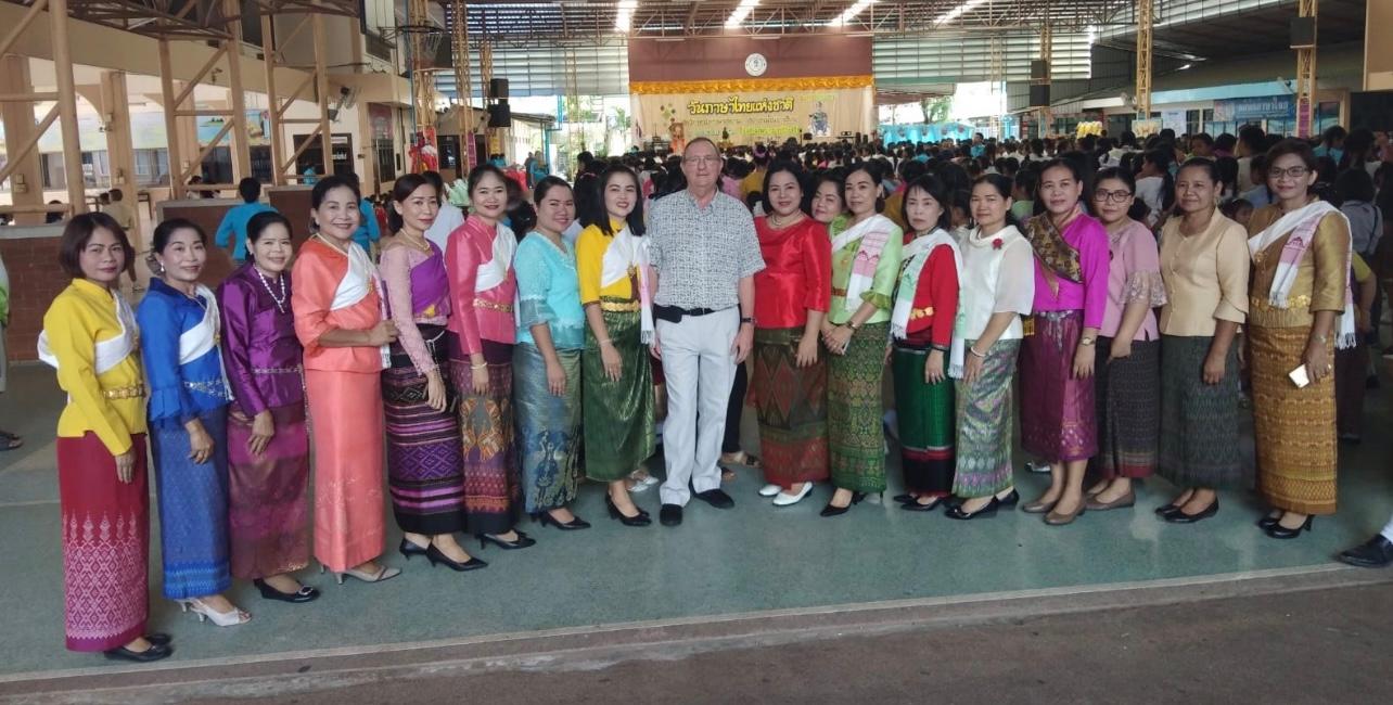 Marc Laval au milieu des enseignantes de l’école Pakuman de Roiet