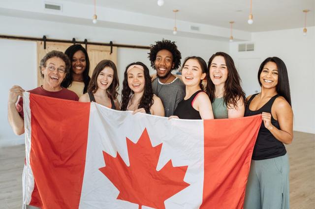 Immigration - Un groupe de jeunes avec un drapeau du Canada