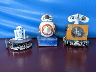 3 robots conçus par des élèves du lycée français