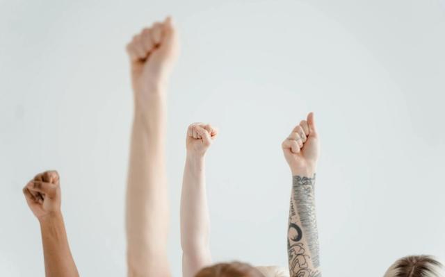 Photo de Poings levés de femmes