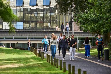 Sortie du campus de l'EDHEC Business School Lille