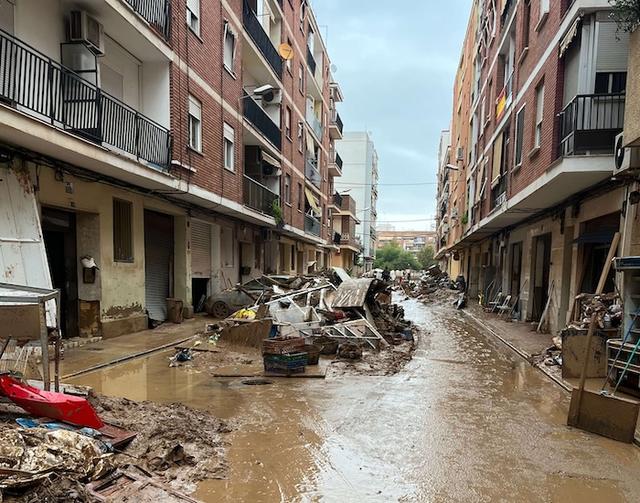 rue avec boue et meubles détruits dans une ville touchée par la dana dans la province de valencia