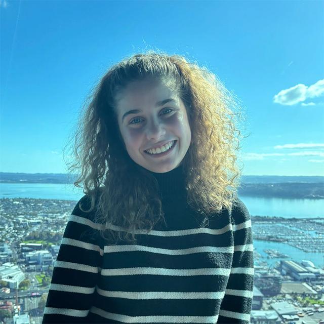 Portrait de Jade devant un paysage de Nouvelle-Zélande