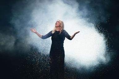 Maman, interprétée par Louane, pour l'Eurovision 2025