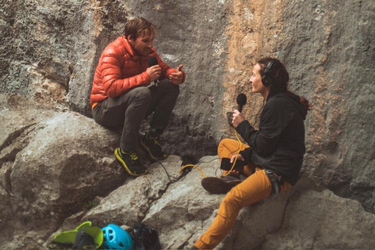 Clothilde Sauvages enregistre son podcast. 