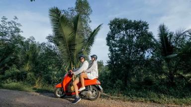 Couple casqué en scooter en Thaïlande 