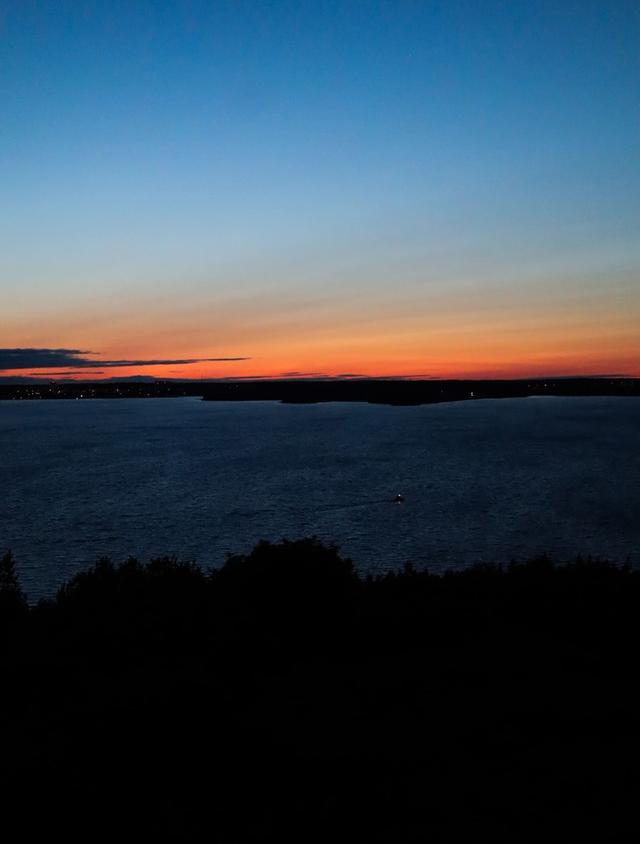 coucher de soleil Midsommar sur piste de ski Stockholm