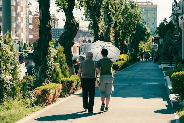 être agé et avoir besoin d'aide à distance 