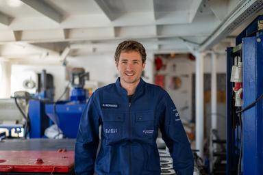 En 2016, Simon Bernard lance le projet Plastic Odyssey avec deux ingénieurs : Bob Vrignaud et Alexandre Dechelotte. En 2018, le navire de 6 mètres est mis à l'eau. Crédit : Yann Chavance.