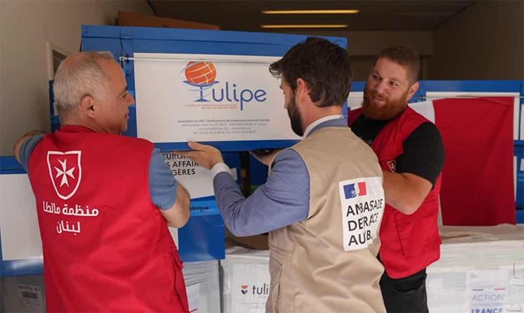 Des personnes acheminant des caisses de médicament