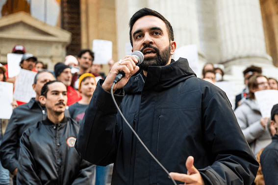 Zohran Mamdani au rassemblement Resist Fascism à Bryant Park le 27 octobre 2024. Crédit : Bingjiefu He.