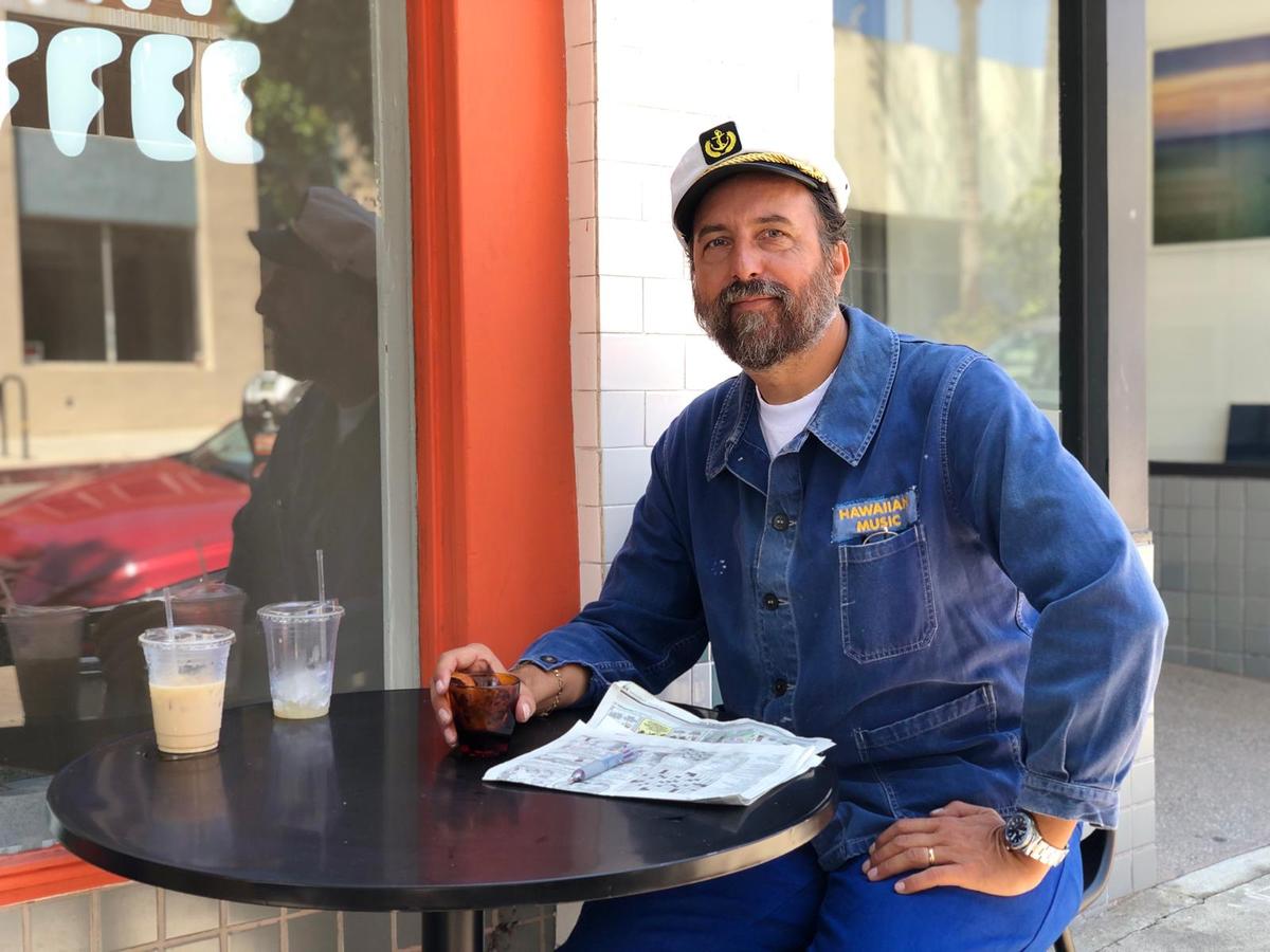 Herman Dune, un artiste à Los Angeles assis sur à une terrasse 