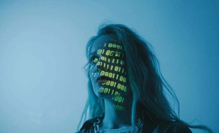 Une femme qui doute de l'IA