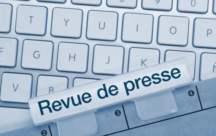 Revue de presse sur fond de clavier