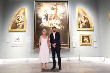 La consejera y el ministro posando en el Museo de Bellas Artes. (@lavozdelsures)