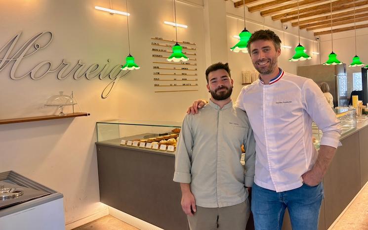 Matt Valette et Matthieu Atzenhoffer dans leur pâtisserie Morreig à Barcelone, le 11 juillet 2025. 