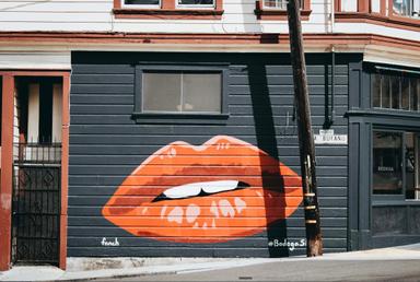 Peinture mural lèvres noir et orange sur un buiding à San Francisco