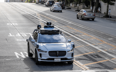 Véhicule autonome de la société Waymo dans California Street, San Francisco, Californie, États-Unis, le 30 juin 2022. Crédit : Dietmar Rabich. CC BY-SA 4.0.