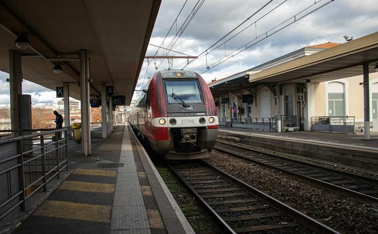train arrive en gare