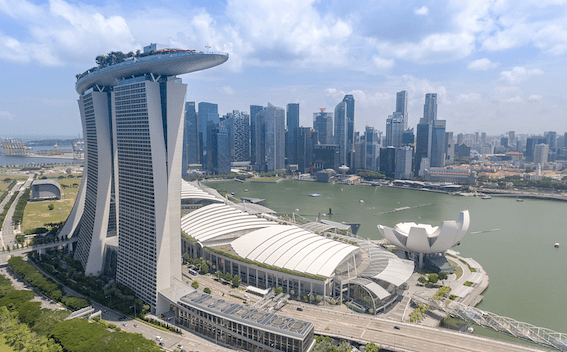 Crédit photo : Aerial Marina Bay Singapore, 21 juillet 2017, via Wikimedia Commons