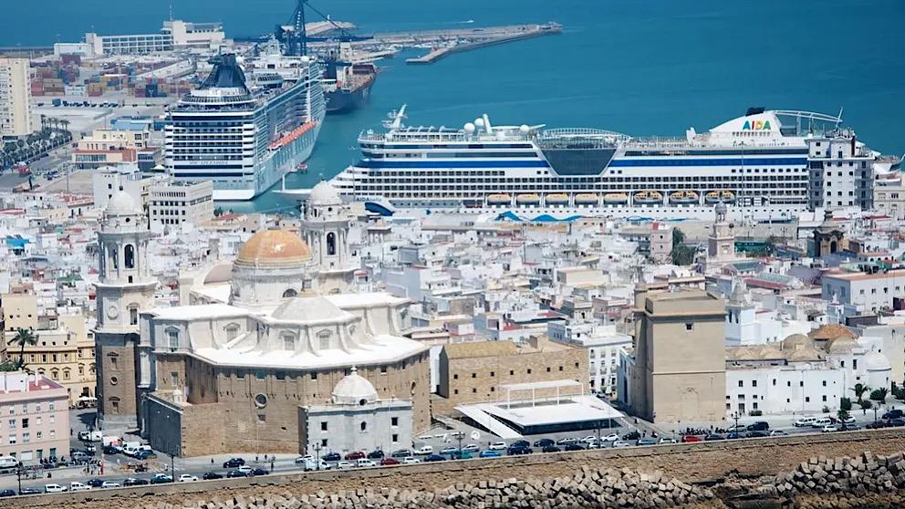 Vue aérienne d'un bateau de croisière dans le port de Cadix
