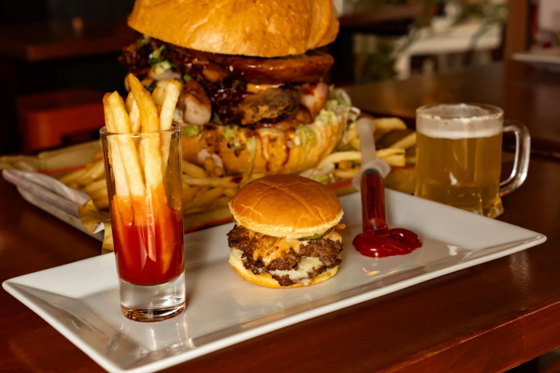 Mini-burger, mini-frites et mini-bière. Avec son menu « Teeny Weeny Mini », Clinton Hall met les petits plats... dans des assiettes encore plus petites. Crédit : @clintonhallny via Instagram.
