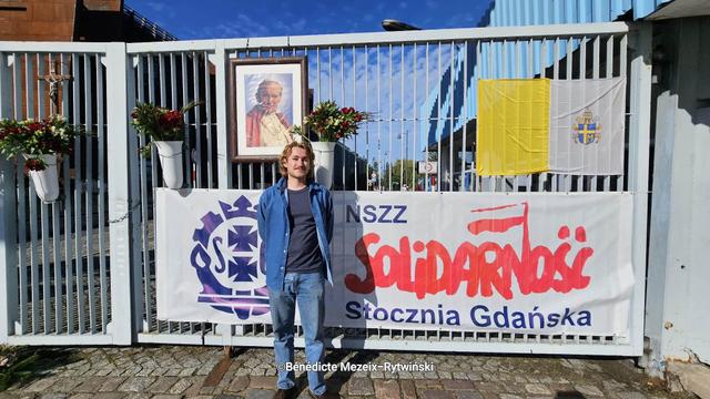 Ethan Sebban devant l'entrée des chantiers navals de Gdansk
