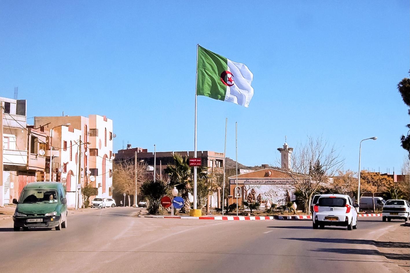 Alger a demandé, le 7 août 2025, « le réexamen des baux, considérablement avantageux, contractés par l’ambassade française ». Crédit : Habib Kaki. Œuvre du domaine public.