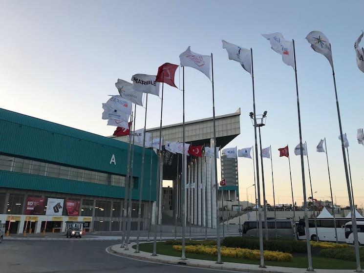 Vue extérieure de Fuar İzmir avec drapeaux lors de la Foire internationale 2025.