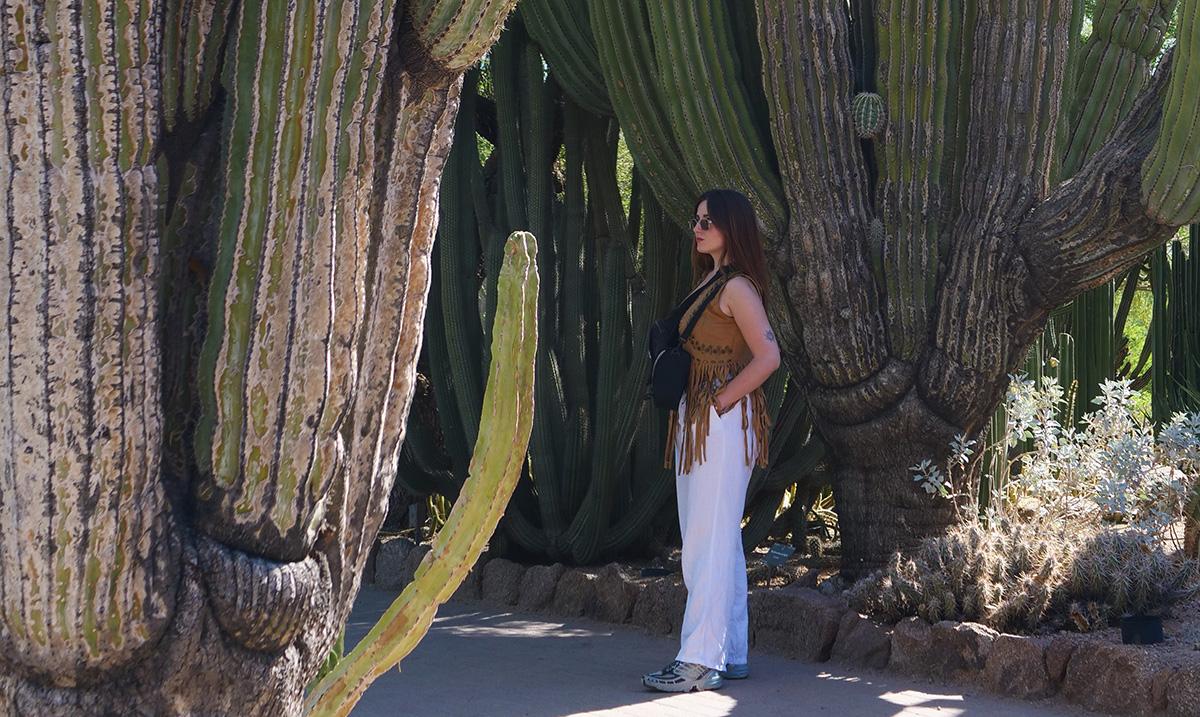Photo plein pied de Liz Fredon devant des cactus géants