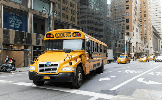 Selon la New York School Bus Contractors Association (NYSBCA), il n'existe aucun moyen plus sûr pour transporter un enfant que le bus scolaire. Crédit : Anton Massalov via Pixels.