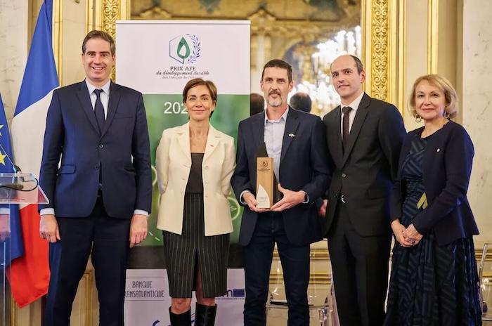 Olivier Becht (ministre délégué) Catherine Barba (présidente du jury), Jean-Baptiste Wiroth (lauréat), Eric Pavy (directeur général de la CFE), Patricia Connell (présidente du Prix du développement durable de l'AFE)
