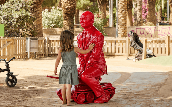 En 2022, James Colomina a installé à New York une sculpture grandeur nature de Vladimir Poutine chevauchant un char d'assaut miniature. L'œuvre est passée par Paris, Barcelone, l'Espagne et Londres.