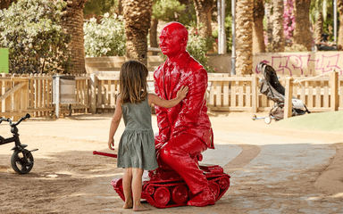 En 2022, James Colomina a installé à New York une sculpture grandeur nature de Vladimir Poutine chevauchant un char d'assaut miniature. L'œuvre est passée par Paris, Barcelone, l'Espagne et Londres.