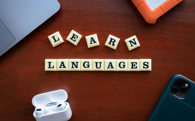 Dés où il y est inscrit "learn languages" avec des Airpods et un iPhone en dessous de l'image.