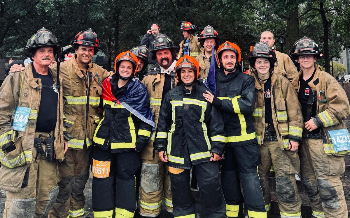 Des sapeurs-pompiers Français et Américains ensemble à l’arrivée de la course Tunnel to Towers. Crédit : Caporal-chef Maxime.