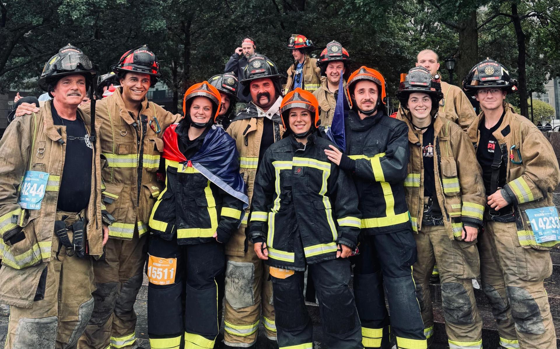 Des sapeurs-pompiers Français et Américains ensemble à l’arrivée de la course Tunnel to Towers. Crédit : Caporal-chef Maxime.
